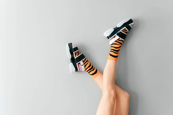 Krásné Ženské Nohy Pruhovaných Oranžových Módních Ponožkách Módních Černobílých Kožených — Stock fotografie