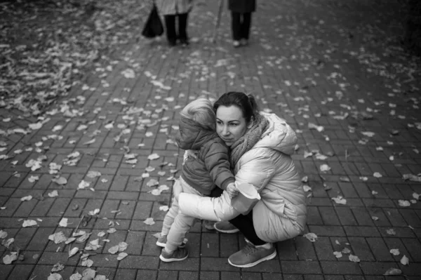 Черно Белая Фотография Веселой Семьи Двух Человек Красивая Кавказская Мать — стоковое фото