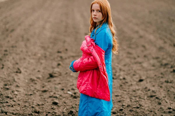 Furcsa Vörös Hajú Lány Portréja Hosszú Kék Kabátban Rózsaszín Meleg — Stock Fotó