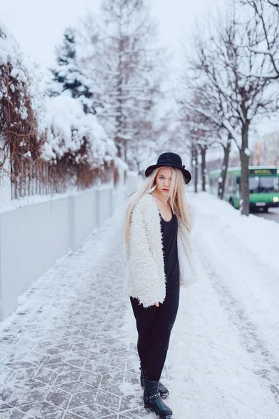 Stijlvol Mooi Blond Meisje Jas Hoed Poseren Straat — Stockfoto