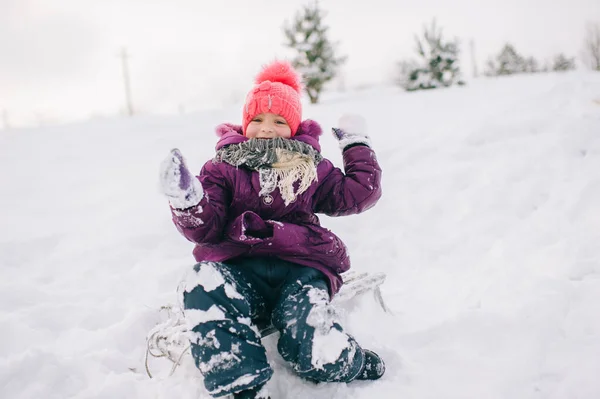 Κοριτσάκι Καλυμμένο Χιόνι Καθισμένο Στο Έλκηθρο Χιονισμένο Στα Χέρια Της — Φωτογραφία Αρχείου