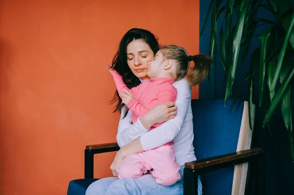 Mulher Caucasiana Bonita Segura Uma Menina Nas Mãos Ama — Fotografia de Stock