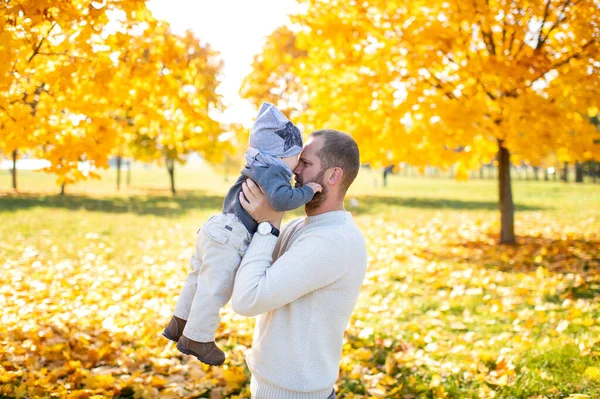 Vreugdevolle Vader Leuke Buitenactiviteiten Voor Kinderen Gelukkig Vader Gooit Zijn — Stockfoto