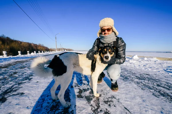 Dospělý Šťastný Muž Pózuje Přátelským Psem Sněhovém Poli — Stock fotografie