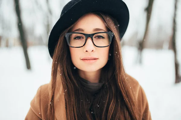 Detailní Portrét Krásné Dlouhosrsté Brunnette Dívka Georgiánským Vzhledem Nosí Brýle — Stock fotografie