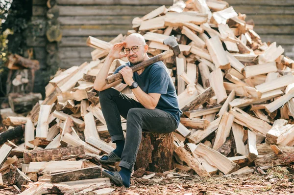 Porträt Eines Gutaussehenden Kaukasischen Mannes Blauem Shirt Und Schwarzer Hose — Stockfoto