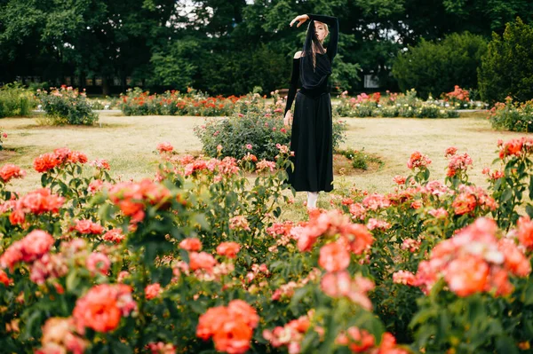 Junge Ballerina Schwarzen Kleid Posiert Und Zeigt Ballett Posen Sommerpark — Stockfoto