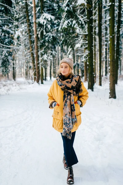 Mladý Stylový Hipster Dívka Žluté Bundě Teplou Šálu Procházky Sněhovém — Stock fotografie