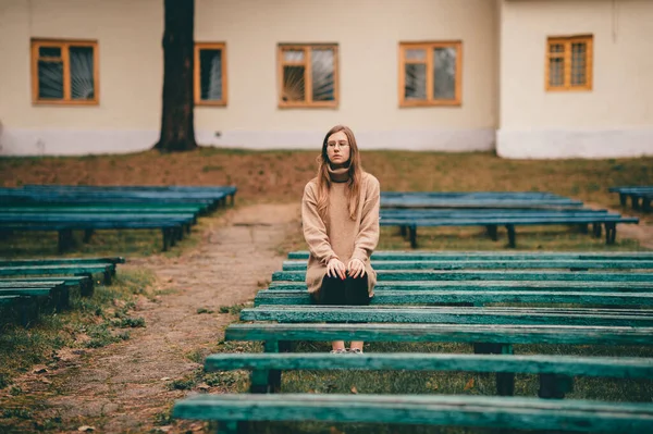 Menina Deprimida Triste Sentado Sozinho Banco Parque Com Vários Bancos — Fotografia de Stock
