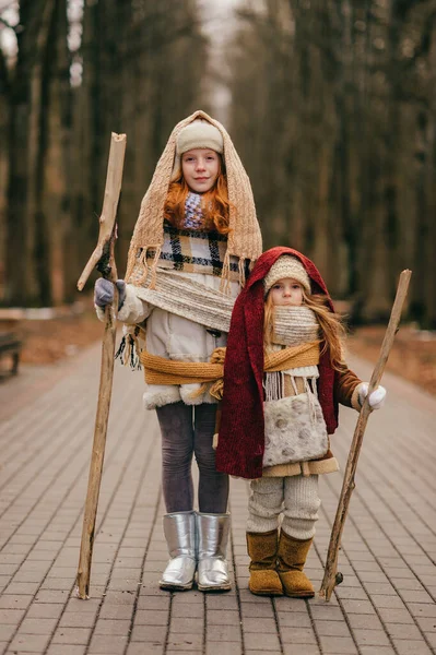 2人の少女は寒い秋に長いハイキングに行くことにしましたそして彼らと一緒に必要なものすべてを取りました — ストック写真