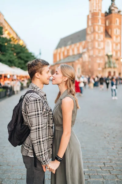 Krakow Daki Merkez Meydanında Genç Sevgi Dolu Bir Çift Kucaklaşması — Stok fotoğraf