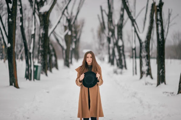 Młoda Wesoła Dziewczyna Brązowym Stylowym Płaszczu Pozowanie Zimowej Dolinie Drzewa — Zdjęcie stockowe