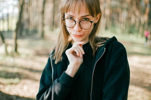 Retrato Una Hermosa Joven Con Pelo Corto Claro Ojos Azules — Foto de Stock