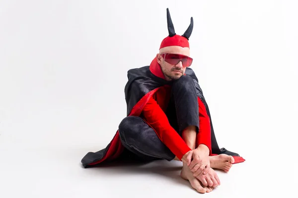 Hombre Moda Negro Rojo Diabólico Ropa Carnaval Con Cuernos Diablo — Foto de Stock
