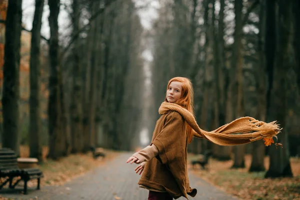 Jeune Fille Posant Dans Parc — Photo