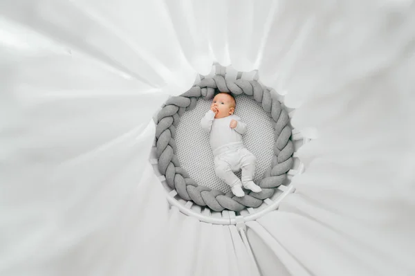 Retrato Cima Belo Menino Recém Nascido Engraçado Deitado Volta Cama — Fotografia de Stock