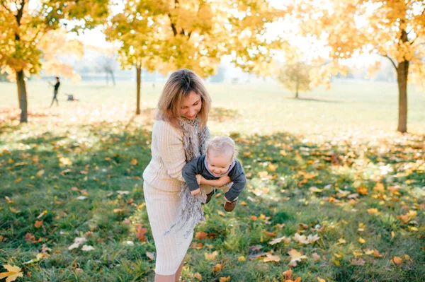 Šťastná Matka Baví Svým Dítětem Venku Podzimním Parku — Stock fotografie