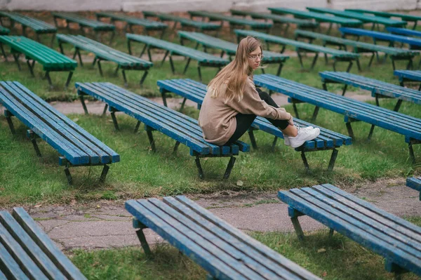 Einsamer Trauriger Teenager Der Allein Auf Einer Bank Park Mit — Stockfoto