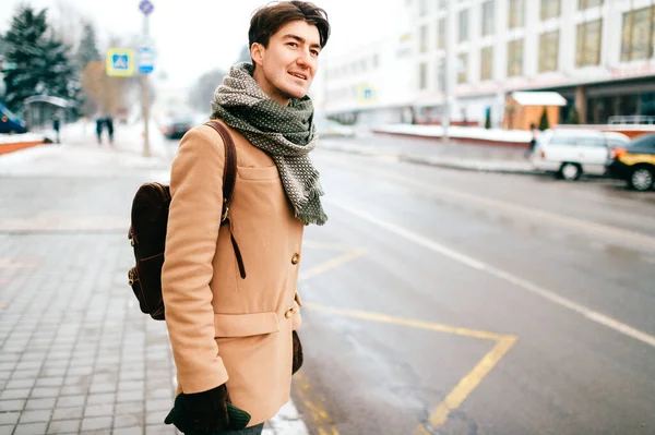 Lifestyle Porträt Eines Gutaussehenden Mannes Eleganter Kleidung Der Draußen Auf — Stockfoto