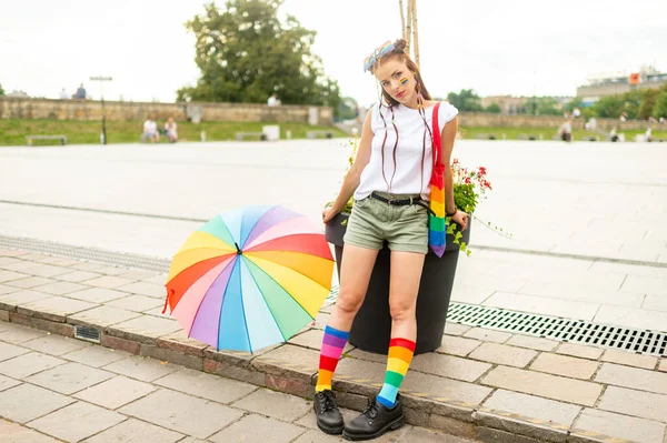 Stylowa Biseksualna Dziewczyna Tęczą Lgbt Twarzy Pozowanie Placu Miasta Kolorowym — Zdjęcie stockowe