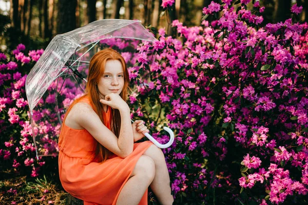 Странная Девушка Длинными Рыжими Волосами Красивое Лицо Летнем Оранжевом Платье — стоковое фото