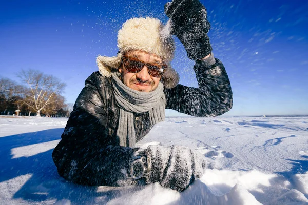 Glad Man Solglasögon Leker Med Snö Utomhus — Stockfoto