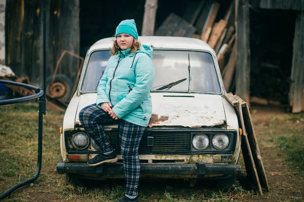 Schöne Mollige Dorf Kaukasischen Mädchen Einer Warmen Jacke Und Strickmütze — Stockfoto