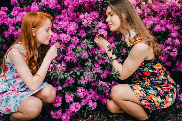 Yazlık Elbiseli Şirin Bir Kız Ablasıyla Botanik Bahçesinde Çiçeklerin Tadını — Stok fotoğraf