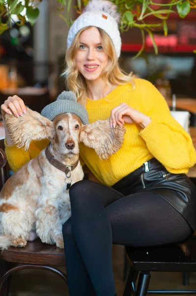 Alegre Mujer Caucásica Sonriente Suéter Amarillo Sentado Silla Caffe Estirando —  Fotos de Stock