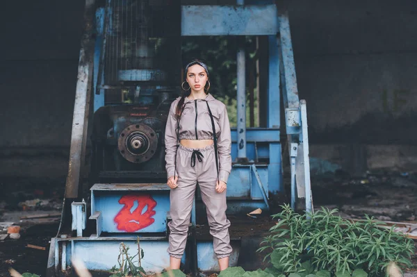 Giovane Ragazza Alla Moda Posa Fabbrica Abbandonata All Aperto — Foto Stock