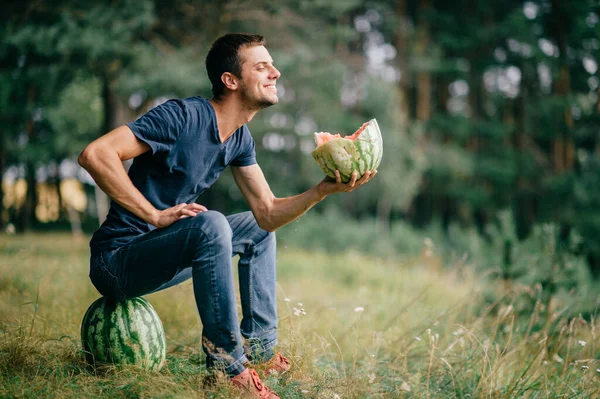 Jonge Vreemde Man Die Watermeloen Eet Zijn Sap Drinkt Natuur — Stockfoto