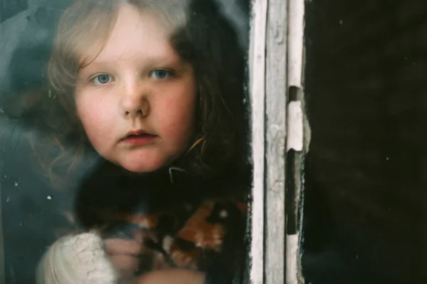 Portret Van Een Klein Meisje Met Een Rustige Gezichtsuitdrukking Kijkend — Stockfoto