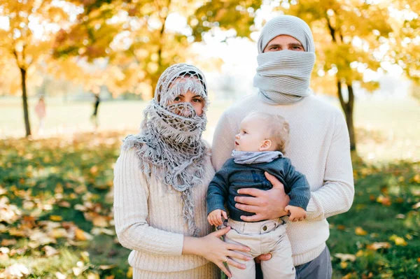 Strange Family Couple Posing Outdoor Baby Hands Arabian People Wrapped — Stock Photo, Image