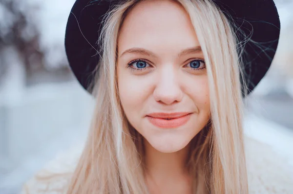 Porträt Von Lustig Lächelnd Stilvolle Blonde Mädchen Mit Hut — Stockfoto
