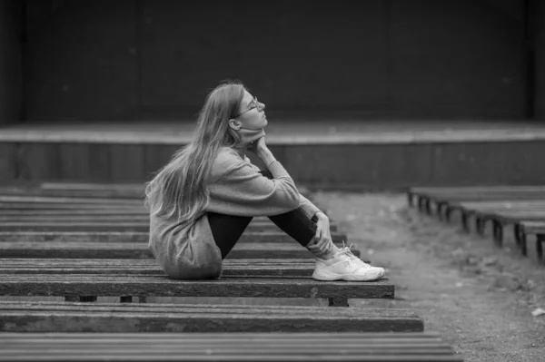 Retrato Por Trás Uma Garota Solitária Sentando Banco Teatro Abandonado — Fotografia de Stock