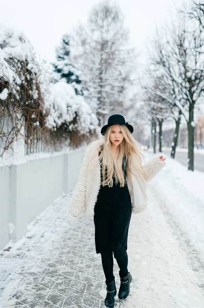 Stilvolle Schöne Blonde Mädchen Mantel Und Hut Posiert Auf Der — Stockfoto