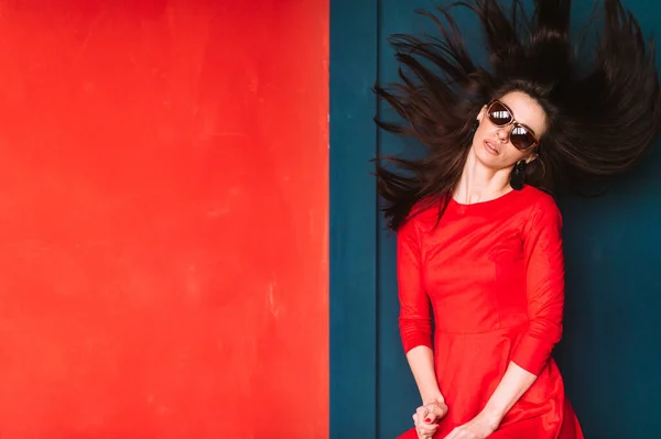 Красива Дівчина Моди Довгим Волоссям Іспанська Зовнішність Сонцезахисних Окулярах Червона — стокове фото