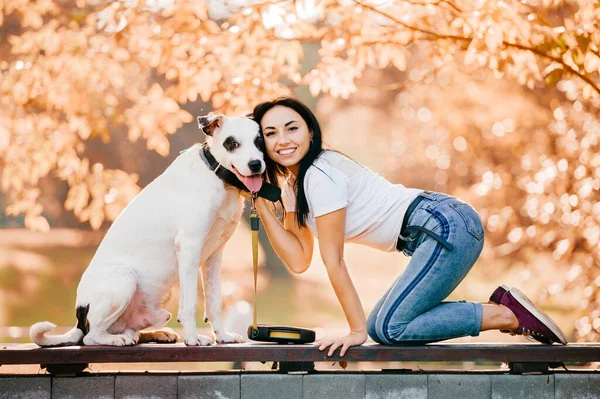 Lifestyle Portrait Bautiful Young Brunette Girl Standing Knees Outdoor Hugging — Stock Photo, Image