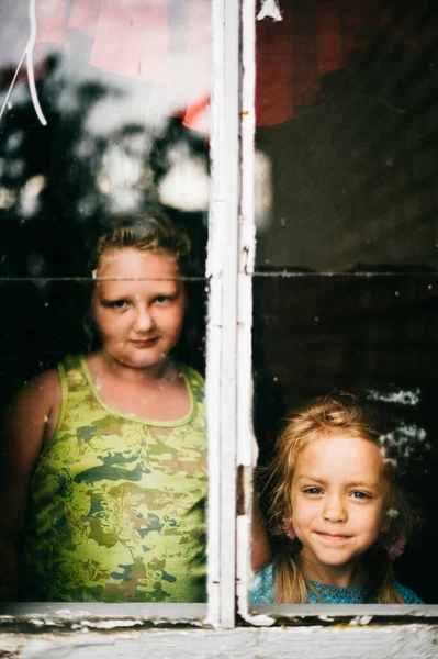 Dos Graciosas Niñas Aisladas Quedan Casa Cuarentena Mirando Por Ventana — Foto de Stock