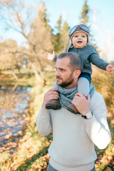 Gelukkig Vader Met Zijn Mooie Zoon Piloot Hoed Zijn Schouders — Stockfoto