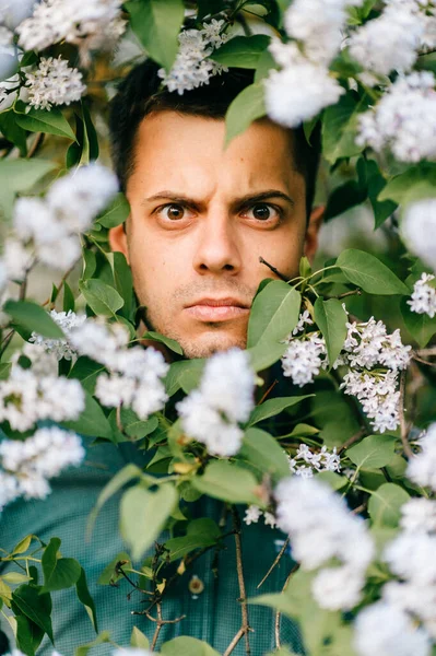 Close Vreemde Ongewone Mannelijke Portret Buiten Natuur Prachtige Lila Struiken — Stockfoto