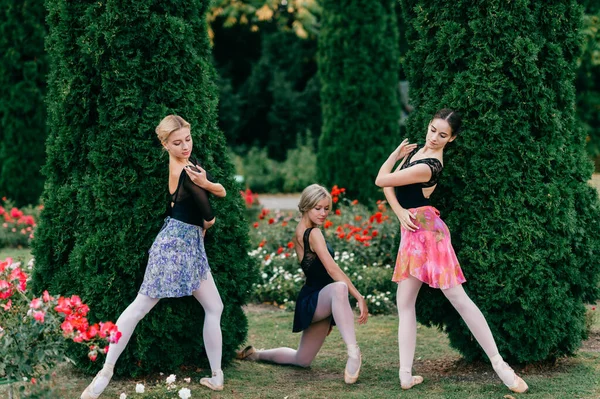 Tres Bailarinas Ballet Modernas Posando Hermoso Parque —  Fotos de Stock
