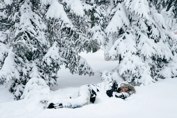 Ensam Man Sover Den Snöiga Skogen — Stockfoto