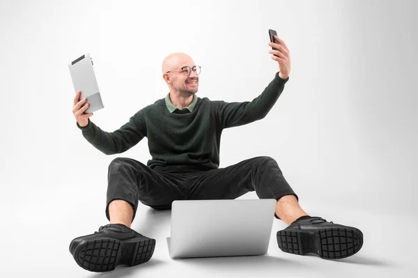 Bonito Homem Caucasiano Segura Telefone Uma Mão Tablet Outra Mão — Fotografia de Stock