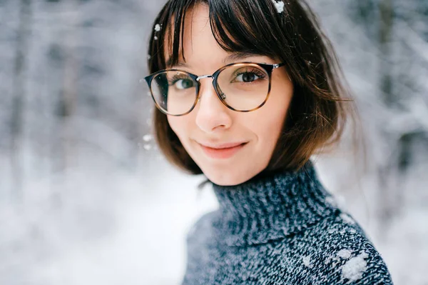 Krásná Pozitivní Módní Stylová Moderní Brunetka Dívka Módních Brýlích Při — Stock fotografie
