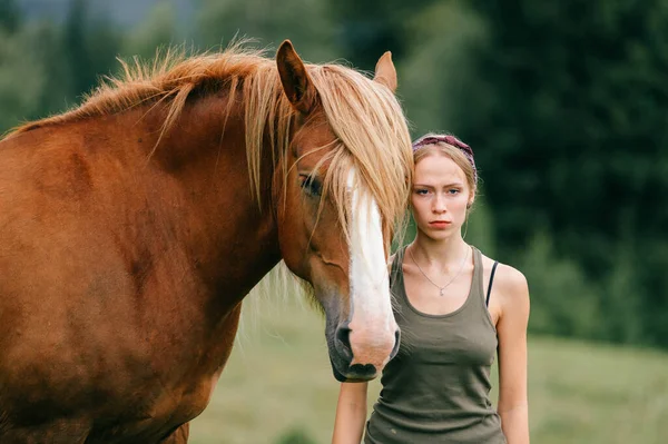 Jovem Menina Bonita Abraçando Cavalo Natureza — Fotografia de Stock