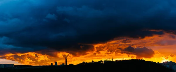 Панорамный Вид Небо Апокалипсиса Над Городом Невероятный Природный Пейзаж Фантастические — стоковое фото
