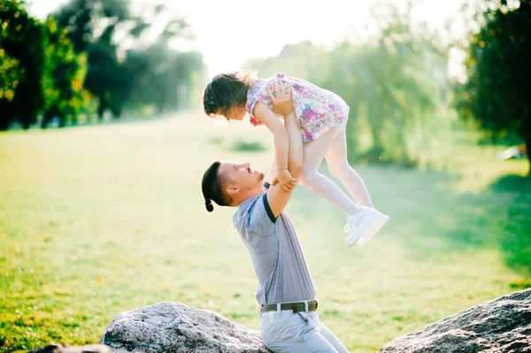 Otec Dcera Letní Outdoorové Aktivity Milující Otec Zbožňuje Své Krásné — Stock fotografie