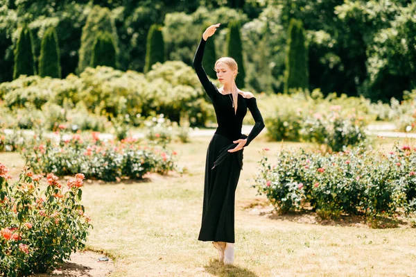 Joven Bailarina Vestido Negro Posando Mostrando Poses Ballet Parque Verano —  Fotos de Stock