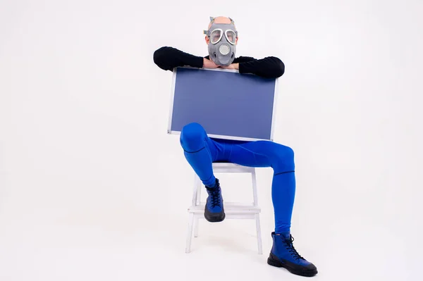 面白いです奇妙な男でマスクで座っています脚立とともにマーカーボード上の白い背景 — ストック写真